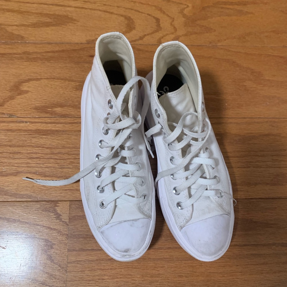 Converse Hi Top Platform. White. Canvas. Size 8.5